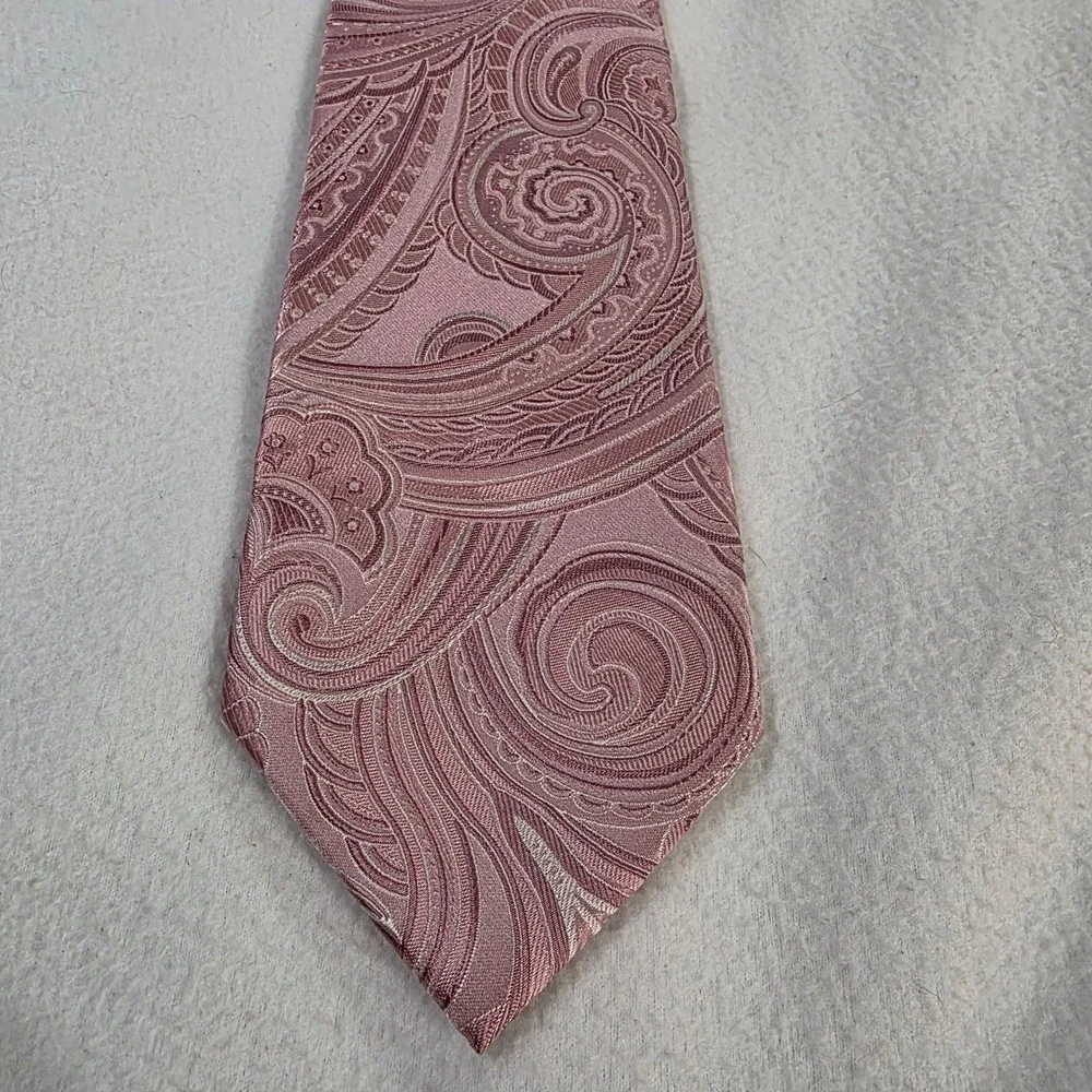 Donald J Trump Signature Collection Pink Paisley 100% Silk Mens Necktie RN121148